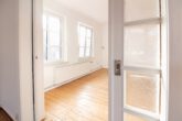 Wohnzimmer - 4-Zimmer-Altbauwohnung in zentraler Lage