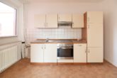 Einbauküche mit Nische für Geschirrspüler - 4-Zimmer-Altbauwohnung in zentraler Lage