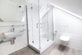 Badezimmer im Dachgeschoss - Moderne Maisonette-Wohnung mit Dachterrasse