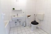 Badezimmer - Gepflegte Maisonettewohnung mit 2 Zimmern, Loggia und Studio im Dachgeschoss